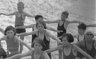 Ausschnitt: Kinder beim Schwimmunterricht, 1935. Copyright Aust. National Gallery