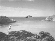 Film-Bildschirmfoto: Die Bucht bei Kirrin mit der Felseninsel