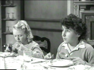 Film-Bildschirmfoto: Anne und George bei Tisch