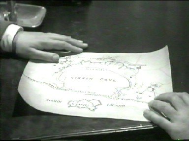 Film-Bildschirmfoto: Der Antiquar findet eine alte Karte der Felsenbucht