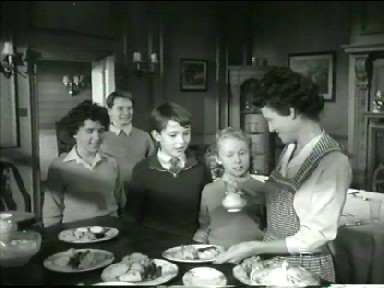 Film-Bildschirmfoto: Tange Margaret (Fanny) teilt den Kindern essen aus