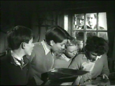 Film-Bildschirmfoto: Die Kinder werden beobachtet, wie sie die Schatzkarte studieren