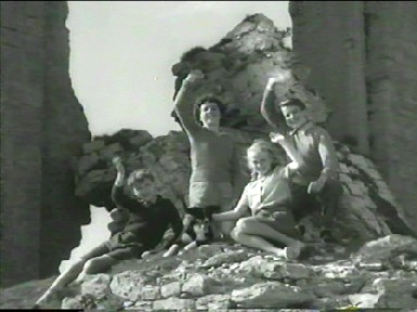 Film-Bildschirmfoto: Dick, George, Anne und Julian winken zum Abschied