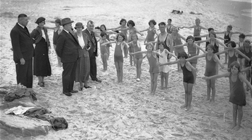 Kinder beim Schwimmunterricht, 1935. Copyright Aust. National Gallery