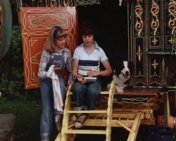 Standbild: Anne, George und Timmy auf dem Kutschbock