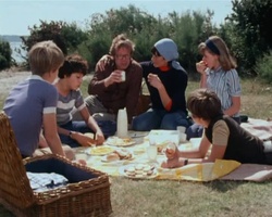 Standbild: Julian, George, Anne und Dick mit Onkel Quentin und Tante Fanny beim Picknick auf der Insel