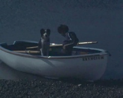 Standbild: George und Timmy im Boot